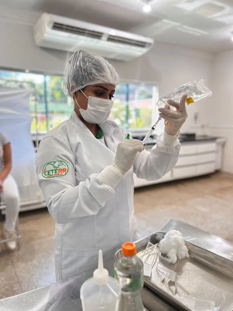 Aluna de Enfermagem preparando medicação